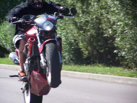 WEELING UNE MAIN EN PUISSANE